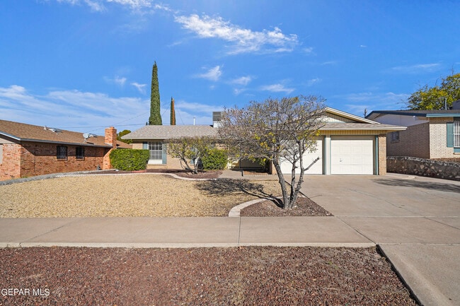 208 Vista Bonita St in El Paso, TX - Building Photo - Building Photo
