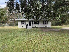 621 Hayes Rd in Starr, SC - Building Photo