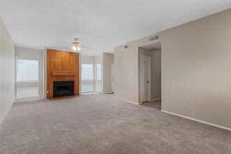 11211 Pembridge Dr in Houston, TX - Building Photo - Building Photo