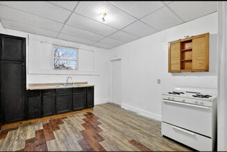 979 W King St in Decatur, IL - Foto de edificio - Building Photo