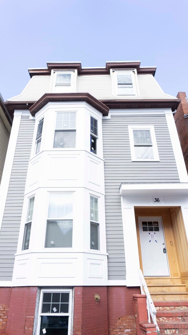 36 Monmouth St, Unit 3 in Boston, MA - Foto de edificio - Building Photo