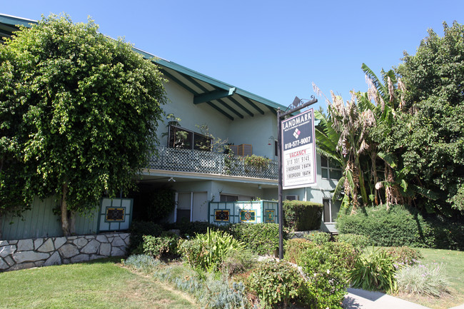 18552 Clark St in Tarzana, CA - Foto de edificio - Building Photo