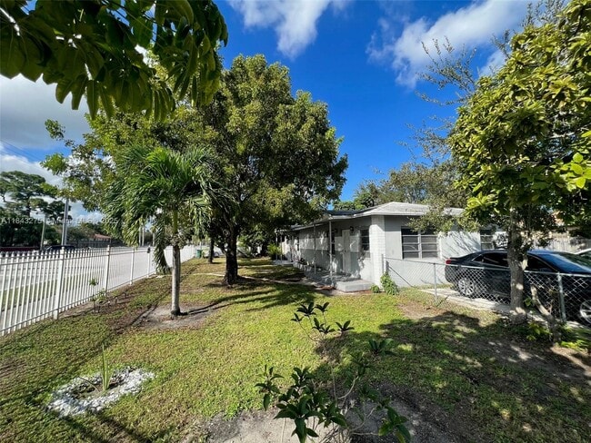 11045 NE 2nd Ave in Miami, FL - Building Photo - Building Photo