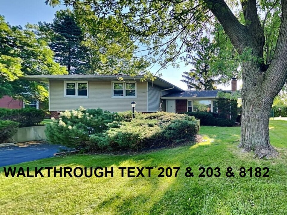 2816 Briarwood Dr E in Arlington Heights, IL - Building Photo