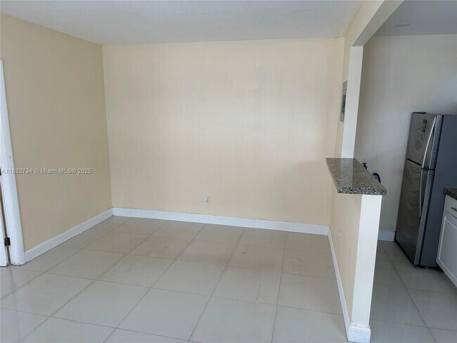 2369 NE 172nd St in North Miami Beach, FL - Foto de edificio - Building Photo
