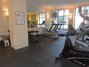 5700 Collins Ave, Unit 4 in Miami Beach, FL - Foto de edificio - Building Photo