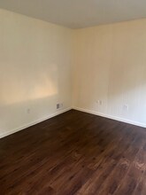 8075 Oak St in Taylor, MI - Building Photo - Building Photo