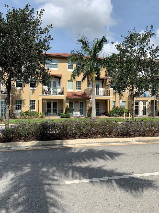 1044 SW 147th Ave in Pembroke Pines, FL - Building Photo - Building Photo