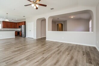 821 Bee Creek Ln in Fort Worth, TX - Foto de edificio - Building Photo
