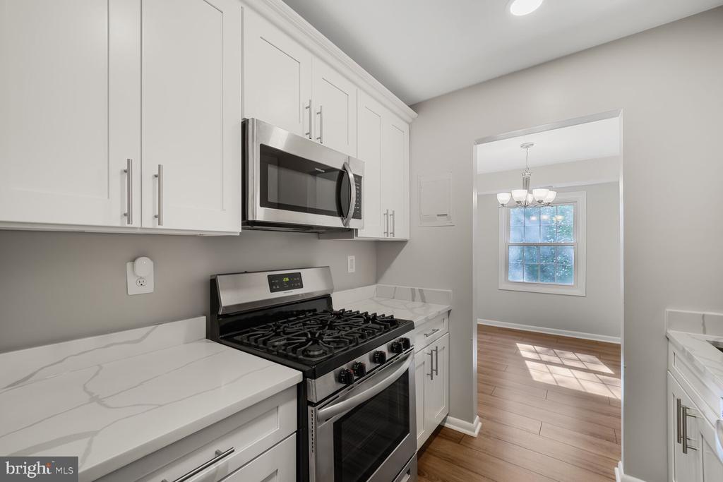 3860 Lyndhurst Dr-Unit -202 in Fairfax, VA - Building Photo