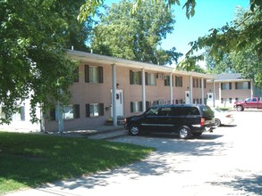 Colonial Apartments in Fenton, MI - Building Photo - Building Photo