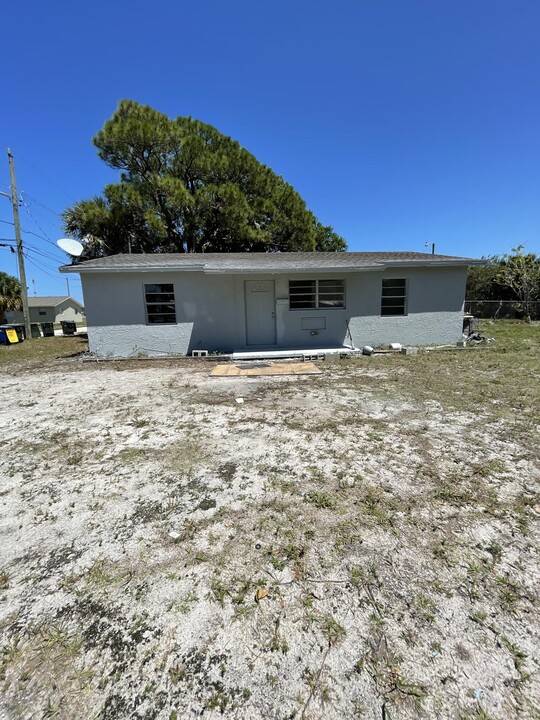 1209 Ave J in Fort Pierce, FL - Building Photo