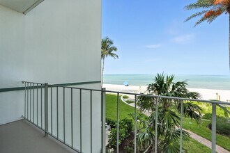 2011 Gulf Shore Blvd N in Naples, FL - Building Photo - Building Photo