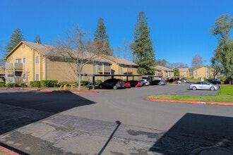 Sierra Village Apartment Homes in North Highlands, CA - Foto de edificio - Building Photo