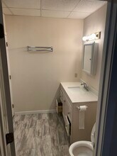 100 Center St, Unit 202 in Shelton, CT - Foto de edificio - Building Photo