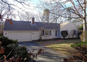 61 Hokum Rock Rd in Dennis, MA - Building Photo