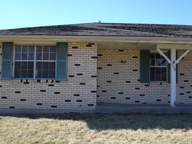 7104 N Park Ave in Gladstone, MO - Foto de edificio - Building Photo