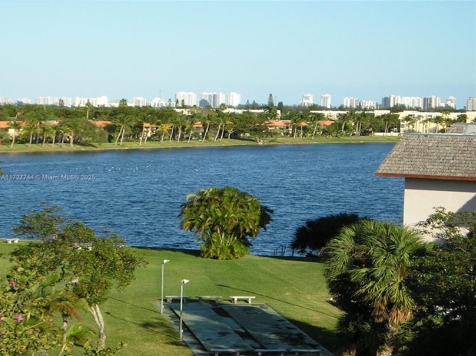 441 NE 195th St in Miami, FL - Building Photo