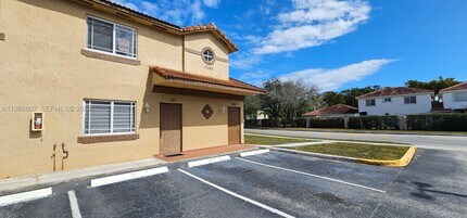17362 NW 74th Ave in Hialeah, FL - Foto de edificio - Building Photo