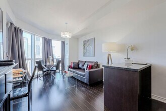 386 Yonge St, Unit SI ID1509517P in Toronto, ON - Building Photo - Building Photo