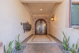 201 N Reese Pl, Unit 103 in Burbank, CA - Building Photo - Building Photo