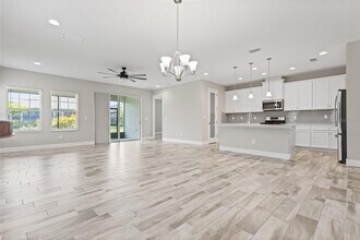 5607 Limelight Dr in Apollo Beach, FL - Building Photo - Building Photo
