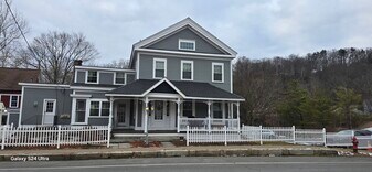 5 Glen Rd, Unit 2nd floor in Sandy Hook, CT - Building Photo