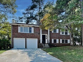 215 Simpson Dr NE in Kennesaw, GA - Building Photo