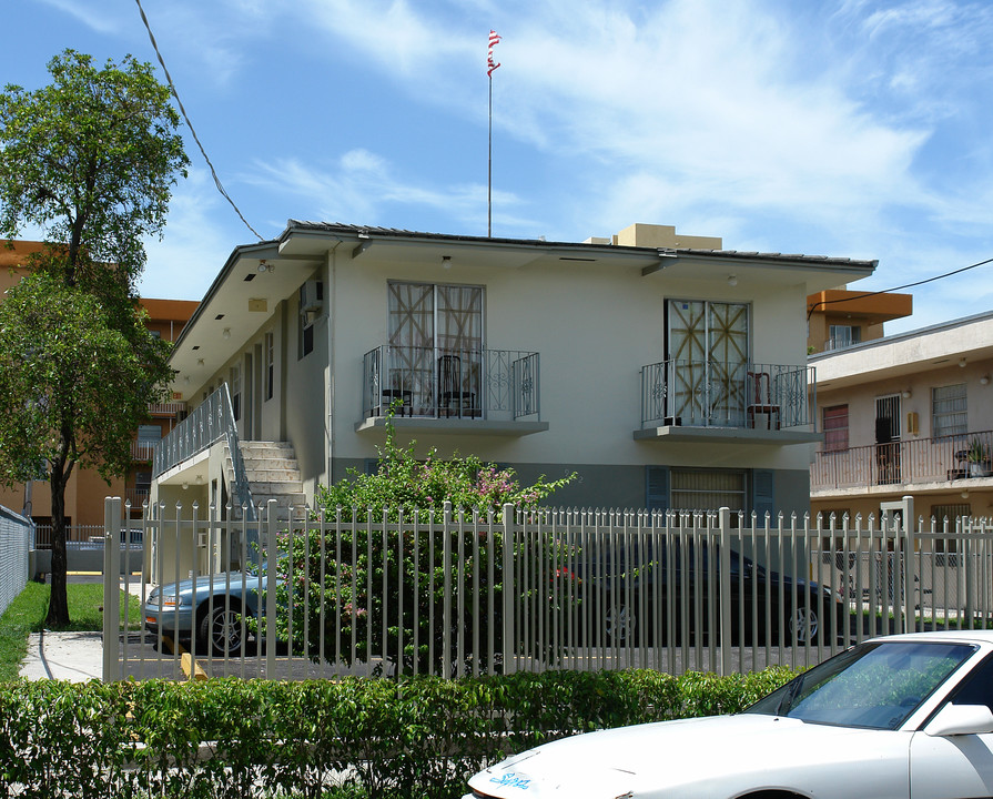 Riverview Quarters in Miami, FL - Foto de edificio