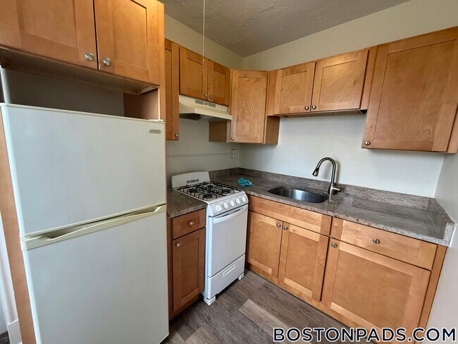 349 Pleasant St, Unit B1-24 in Malden, MA - Foto de edificio - Building Photo