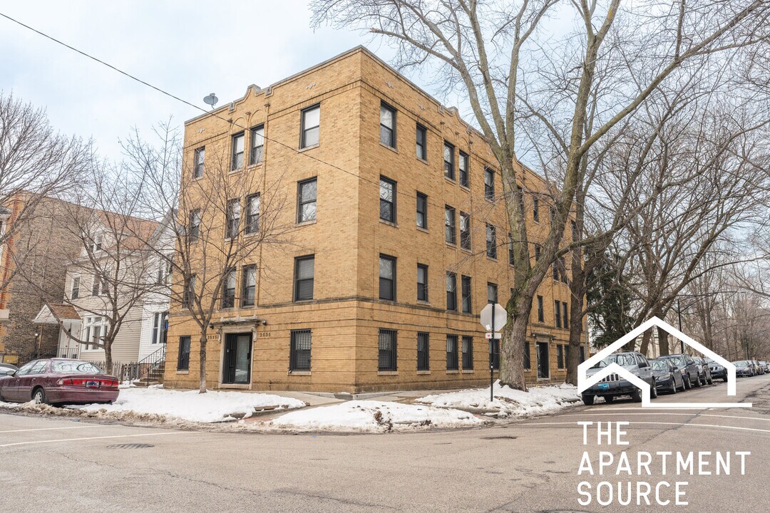 1056 W Lill Ave, Unit 2A in Chicago, IL - Building Photo