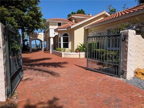 2878 Valencia Way in Ft. Myers, FL - Building Photo - Building Photo