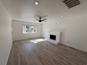 1266 W J St in Oakdale, CA - Building Photo - Building Photo