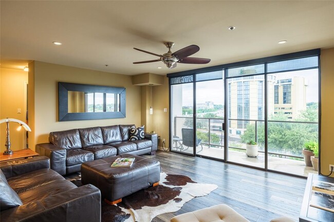 40 N Interstate Hwy 35 in Austin, TX - Foto de edificio - Building Photo