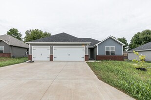 376 W Granada St in Republic, MO - Building Photo