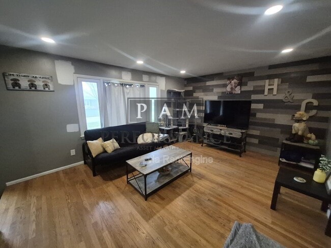 1422 W Maplewood Ct in Milwaukee, WI - Building Photo - Building Photo