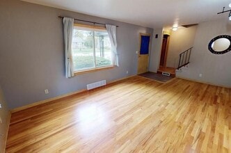 7086 Spencer St in Omaha, NE - Building Photo - Building Photo