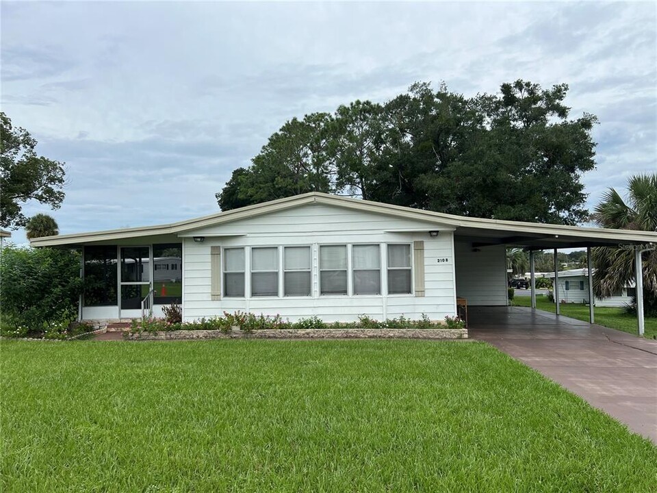 2108 Wax Myrtle Dr in Zellwood, FL - Foto de edificio