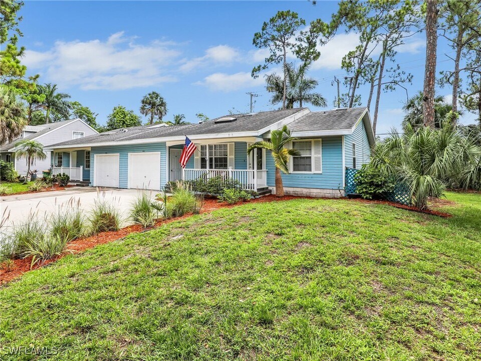 1492 La Petite Ln in Naples, FL - Building Photo