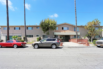 Skylark Apartments in Costa Mesa, CA - Building Photo - Building Photo