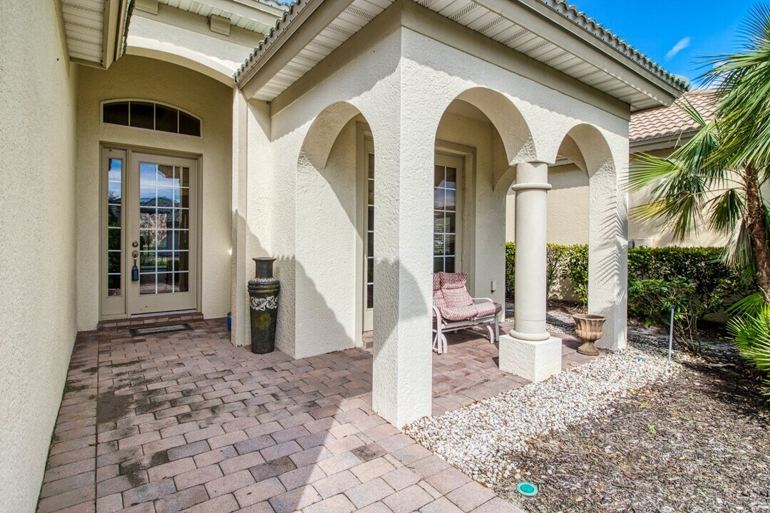 3460 Lakeview Isle Ct in Ft. Myers, FL - Foto de edificio