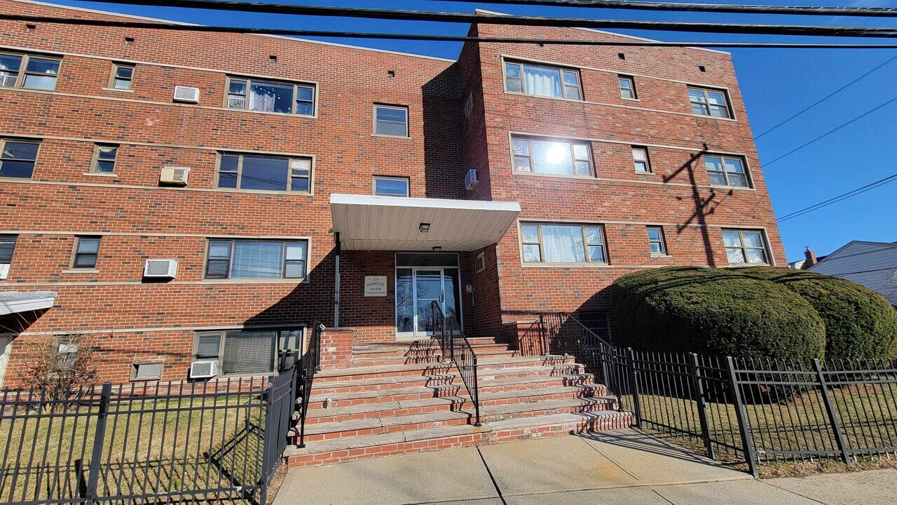 204 Woodcliff Ave in North Bergen, NJ - Building Photo