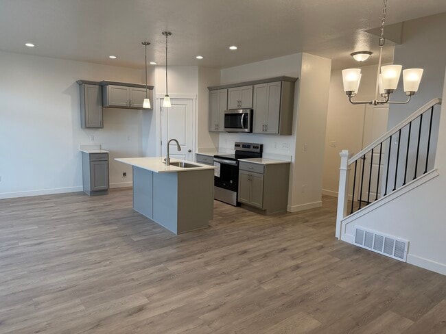 1485 N 305 E in Salem, UT - Foto de edificio - Building Photo