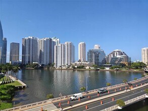 801 Brickell Bay Dr in Miami, FL - Building Photo - Building Photo