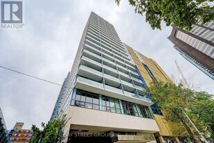 210 Simcoe St in Toronto, ON - Building Photo