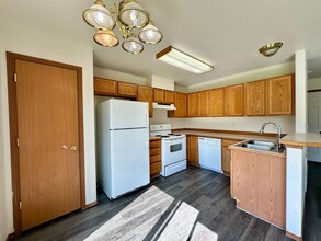 9725-9727 N Eileen Ct in Hayden, ID - Foto de edificio - Building Photo