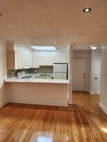 2122 Queen St in Toronto, ON - Building Photo