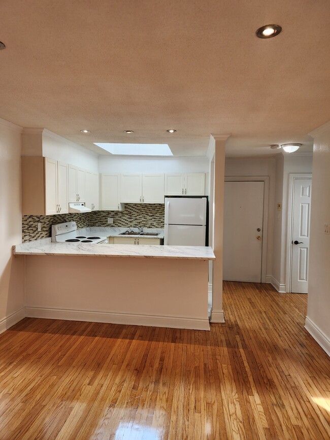 2122-2128 Queen St E