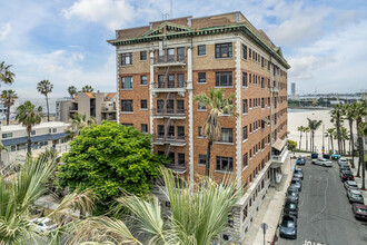 Saint Regis Apartments in Long Beach, CA - Building Photo - Building Photo