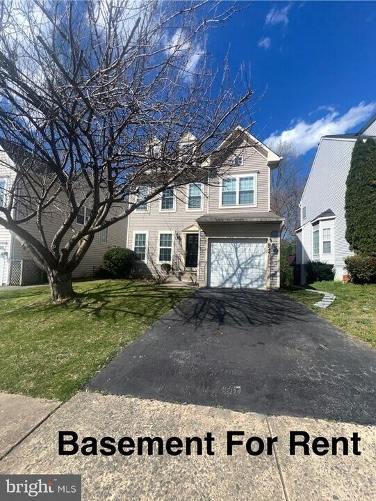 9241 Greenshire Dr in Manassas Park, VA - Building Photo